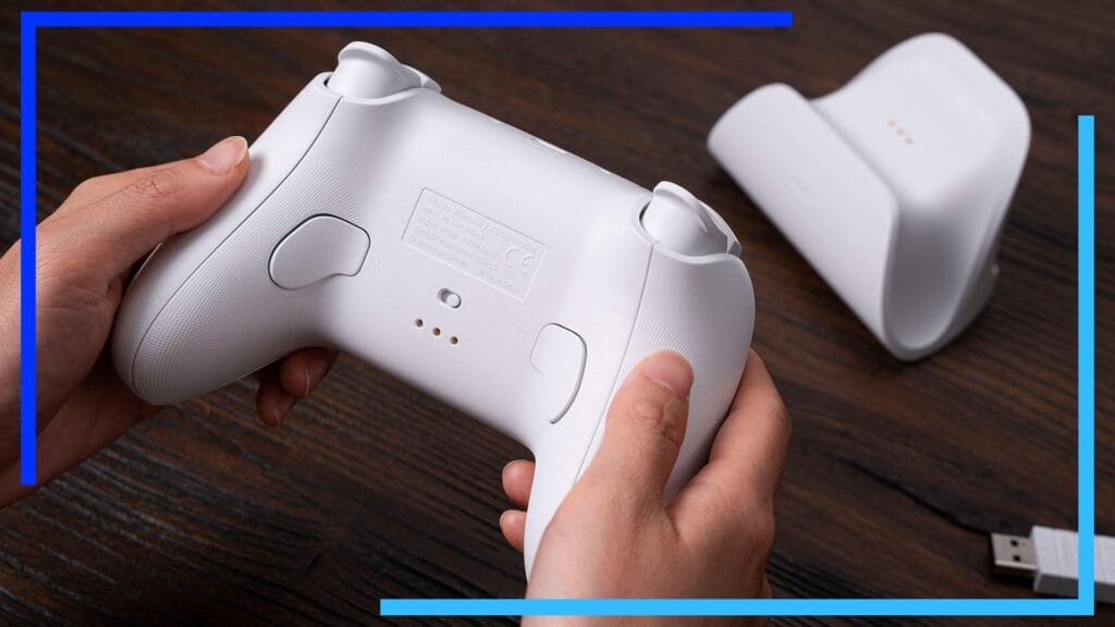 Руки держат белый 8BitDo Ultimate Wireless
