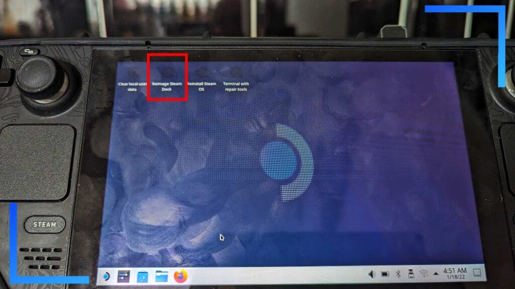 Фотография крупным планом Steam Deck на рабочем столе Linux с красной рамкой вокруг опции повторного изображения.
