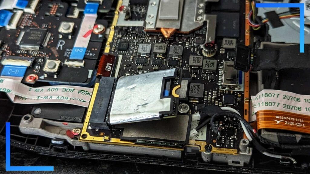 Фотография крупным планом нового SSD в вертикальном положении.
