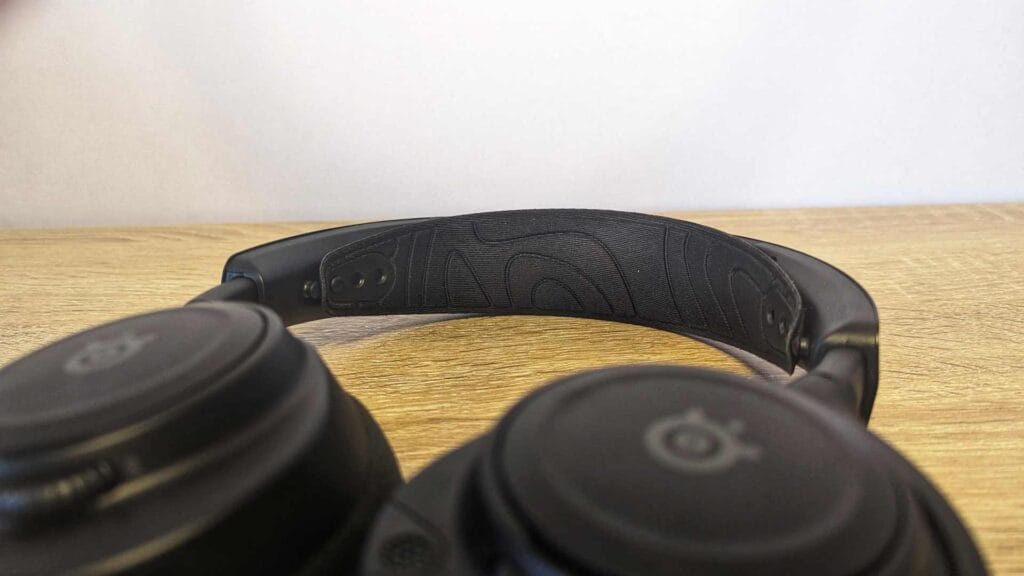 Фотография крупным планом основного оголовья SteelSeries Arctis Nova 7 Wireless.