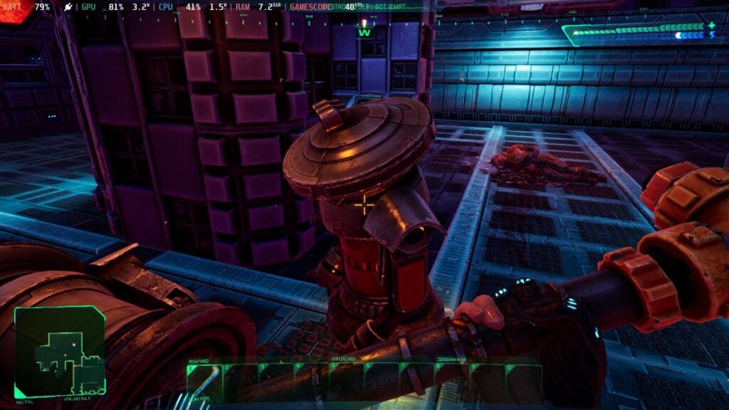 Снимок экрана из System Shock на Steam Deck, показывающий киберпанк-коридор в оттенках синего и коричневого, с рухнувшим ржавым металлическим роботом.