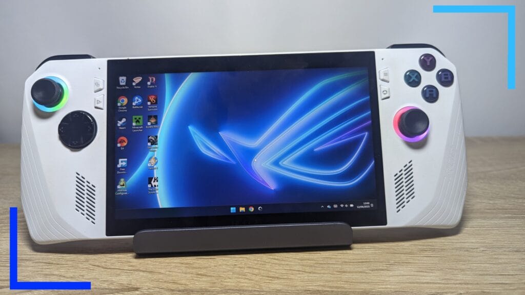 Фотография белого ASUS ROG Ally спереди, на экране которой виден синий рабочий стол Windows 11.