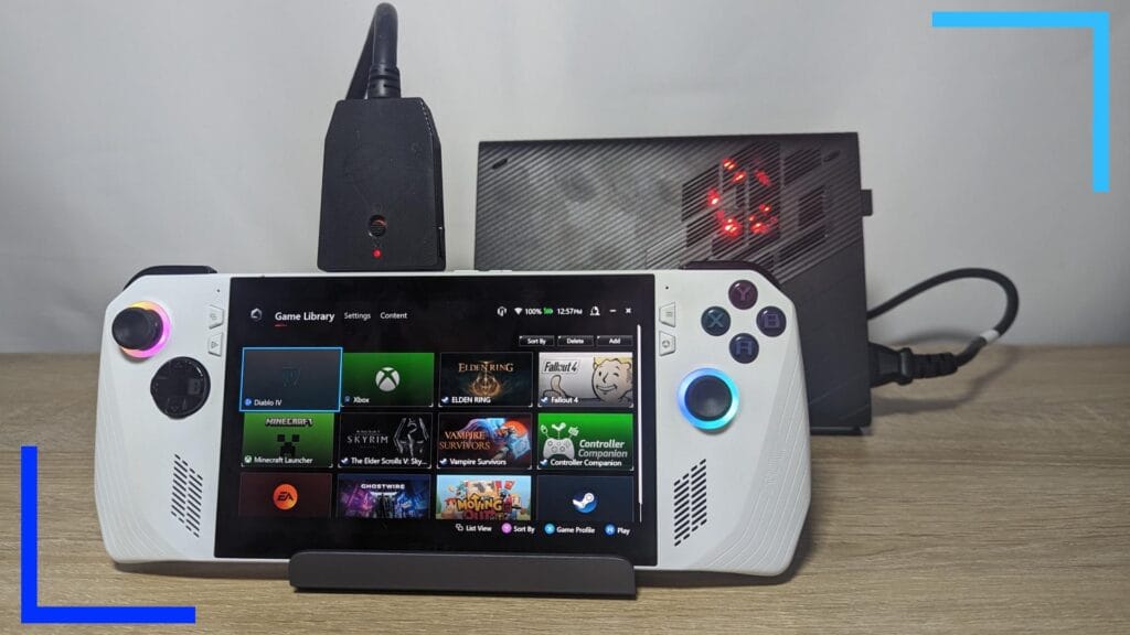 Фотография крупным планом: ASUS ROG Ally, подключенный к черному мобильному устройству XG с красным индикатором внутри.