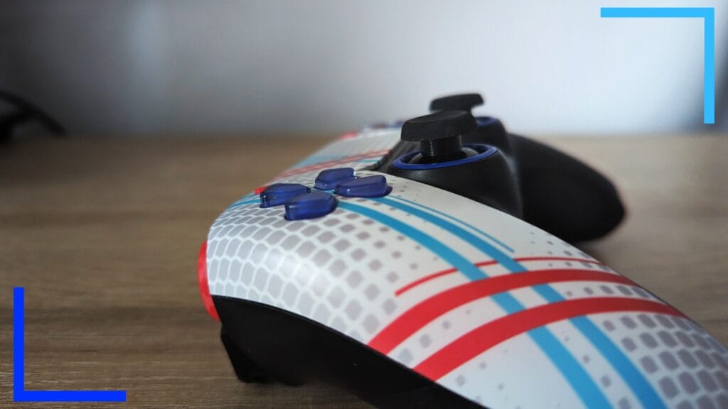 Фотография контроллера Scuf крупным планом с акцентом на синие кнопки d-pad.