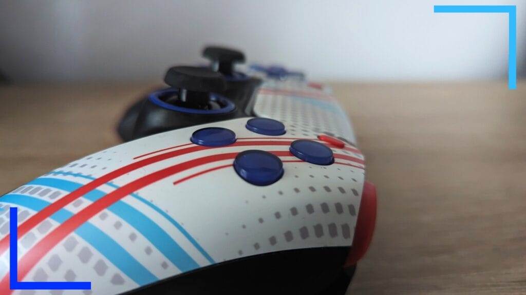 Фотография контроллера Scuf крупным планом с акцентом на синие кнопки на лице.