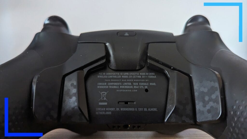 Фотография контроллера Scuf крупным планом: черная задняя часть контроллера с четырьмя черными задними лопастями с серым камуфляжным покрытием.
