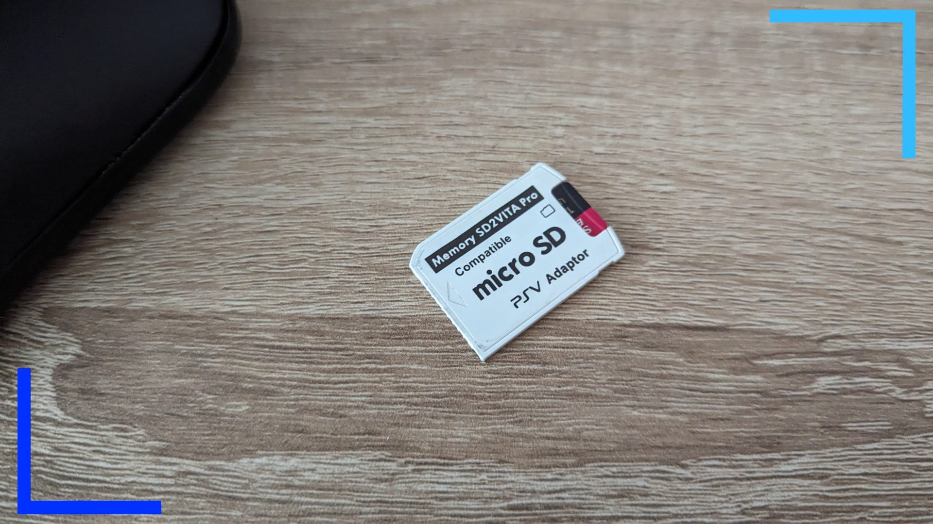 Фотография моего адаптера для карты памяти PS Vita со вставленной красно-черной картой micro SD.