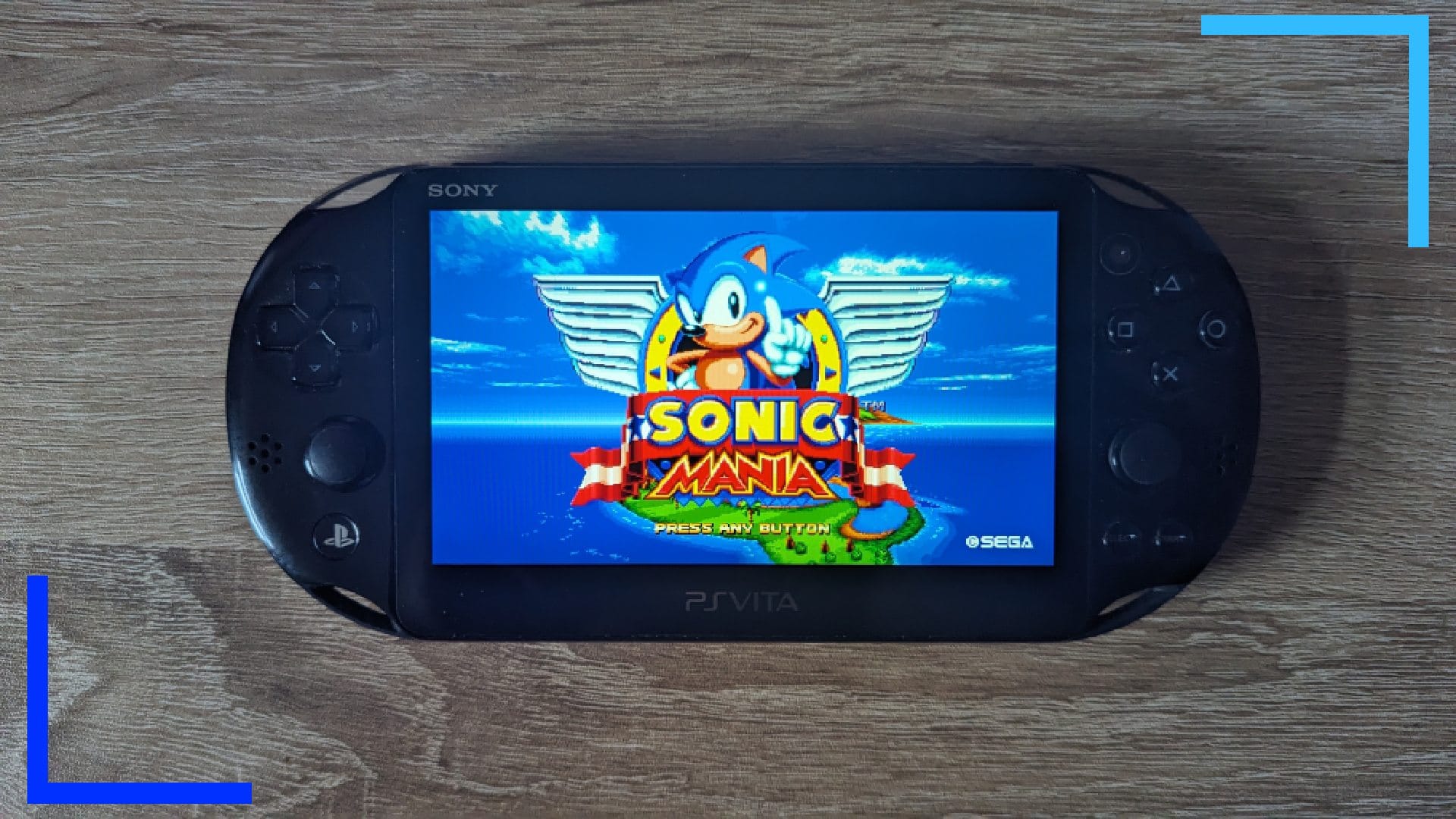 Фотография главного титульного экрана Sonic Mania с изображением Соника на PS Vita.
