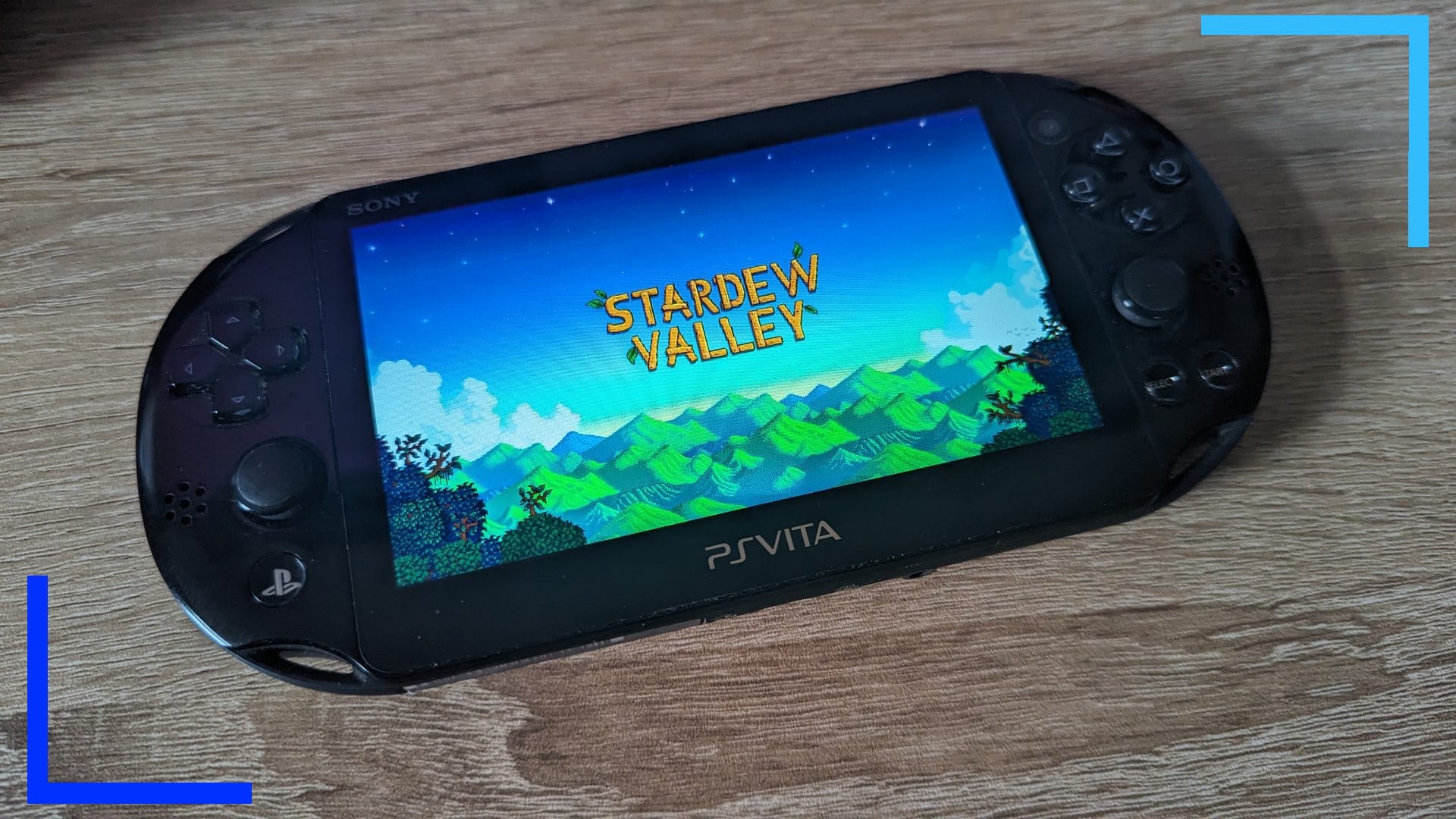 Фотография сине-зеленого титульного экрана Stardew Valley на PS Vita.