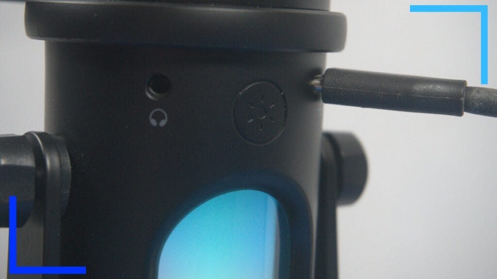 Крупным планом показаны вход USB, разъем для наушников и кнопка управления RGB.