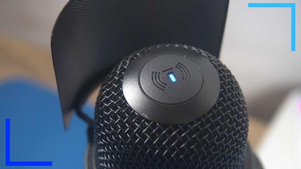 Фотография крупным планом кнопки отключения звука синего цвета на GlowMic.